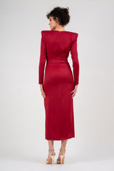 Midi red dress with overized shoulders and slit