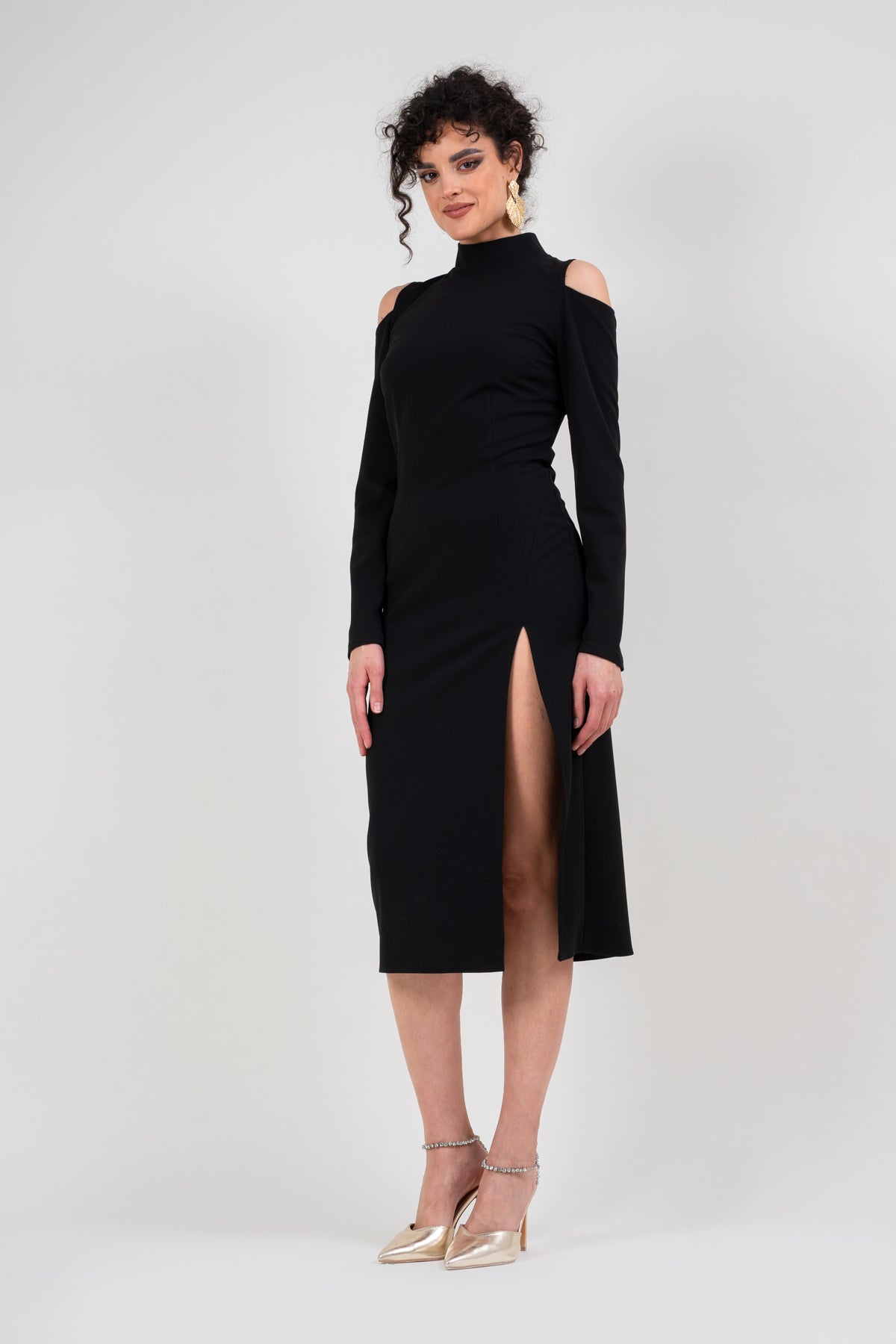 Slim cut-out-shoulders dress in black
