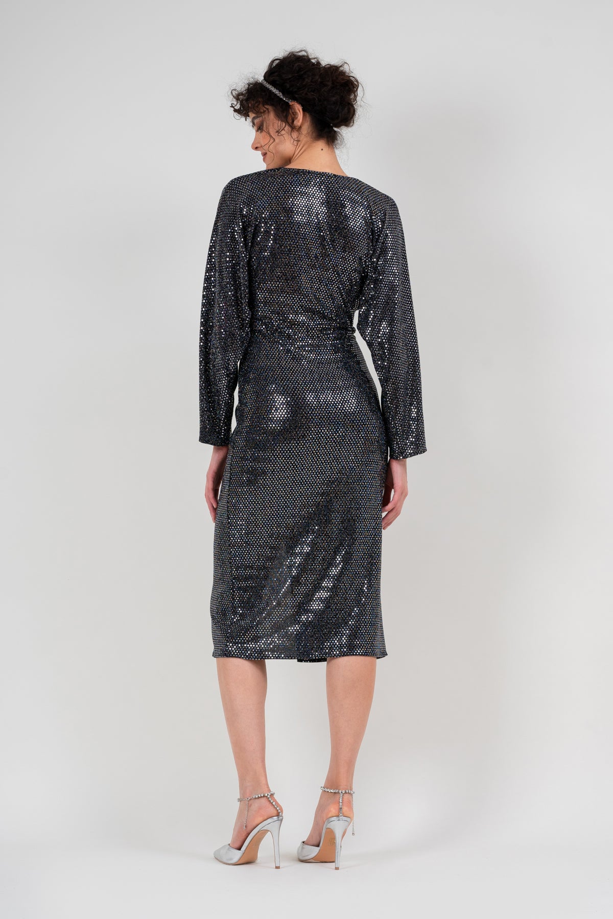 Black dress with sparkling details and knot