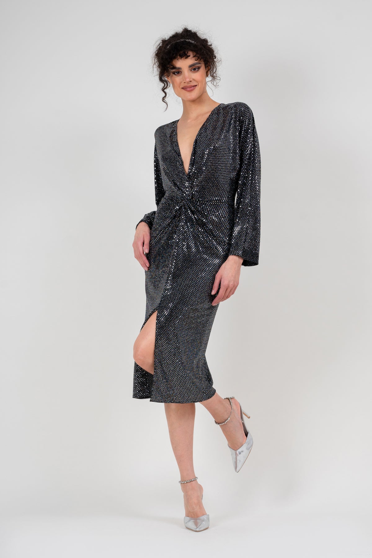 Black dress with sparkling details and knot