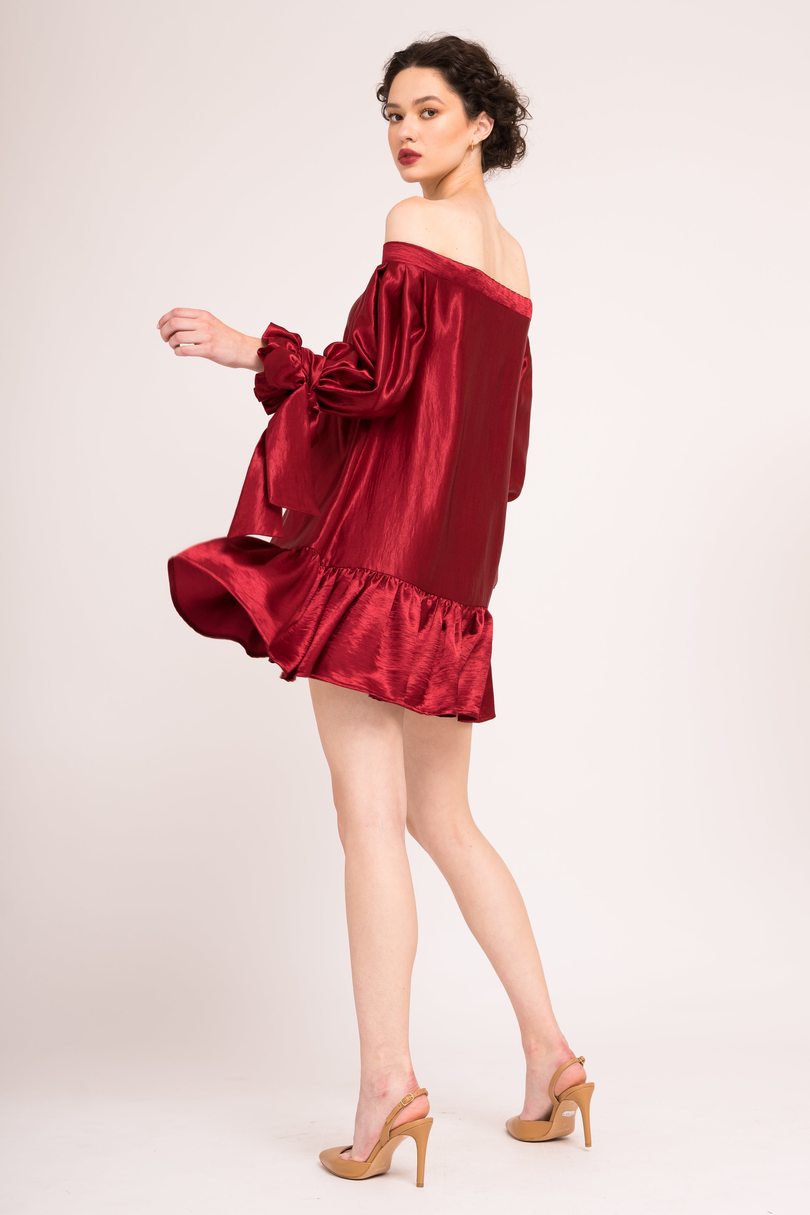 Rochie fara umeri cu mansete esarfa