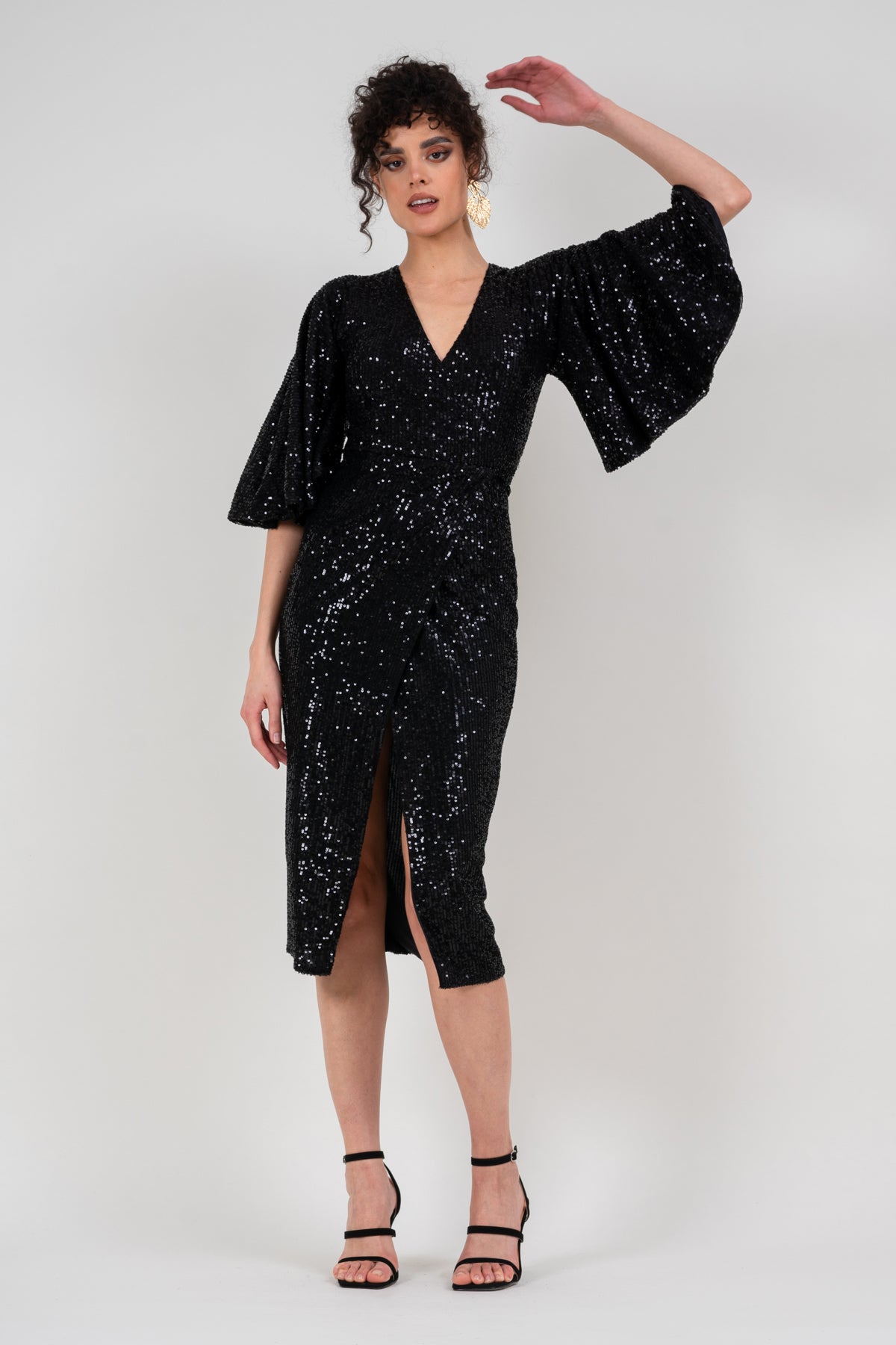 Rochie din paiete negre cu maneca fluture