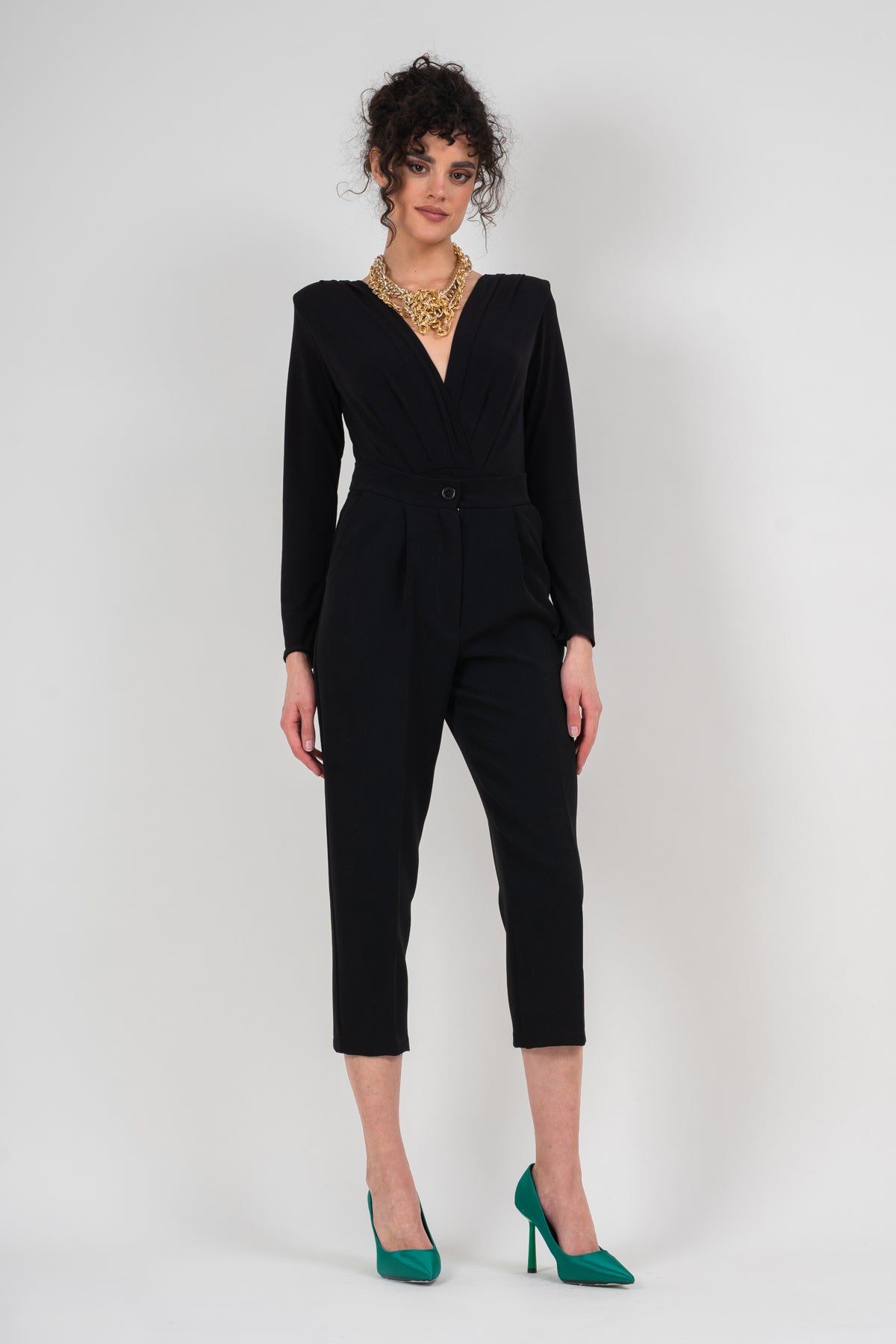 Body with oversized shoulders and V neckline