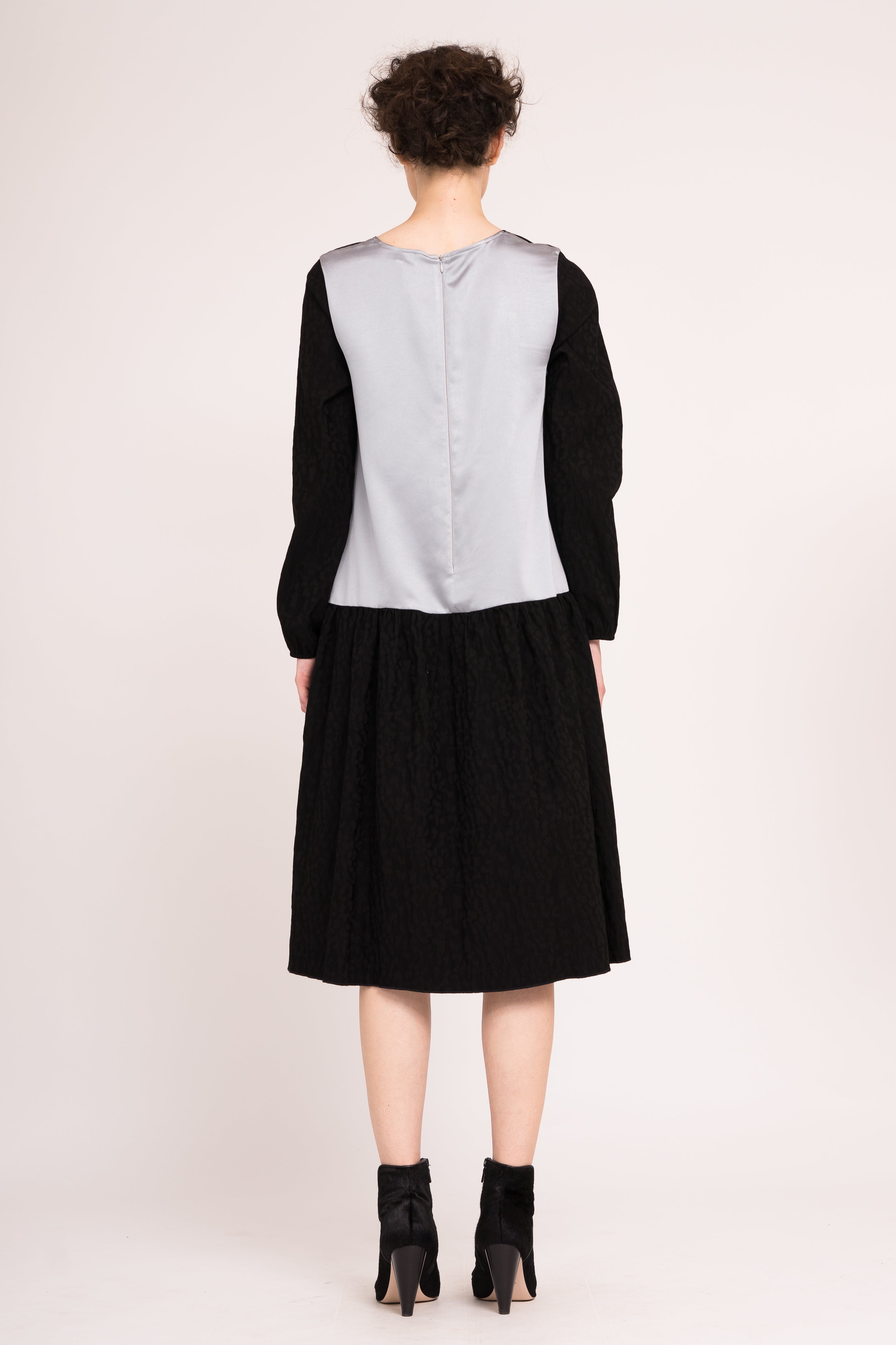 Rochie midi din jacquard cu spate contrastant