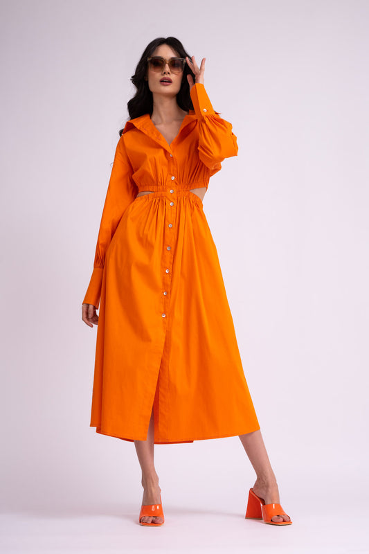 Robe chemise midi orange avec découpe à la taille