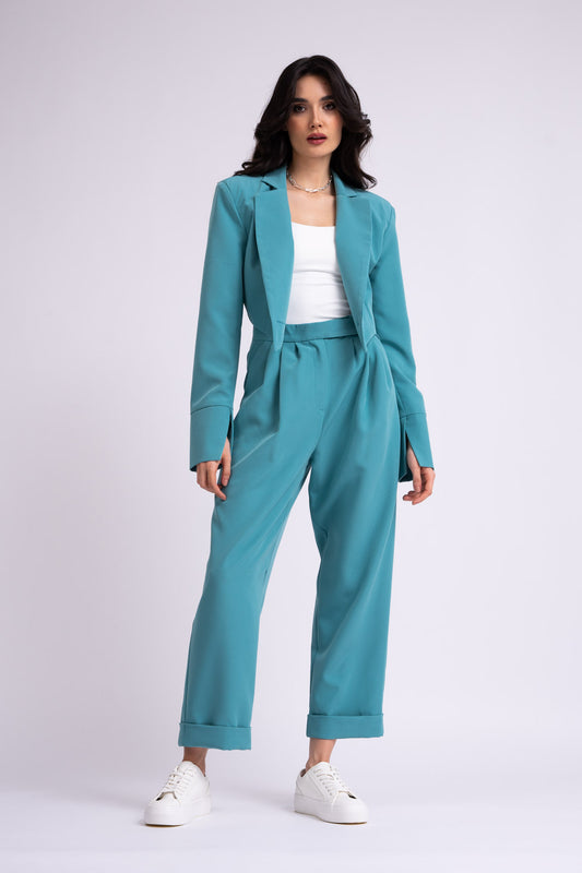 Costume turquoise avec blazer court et pantalon