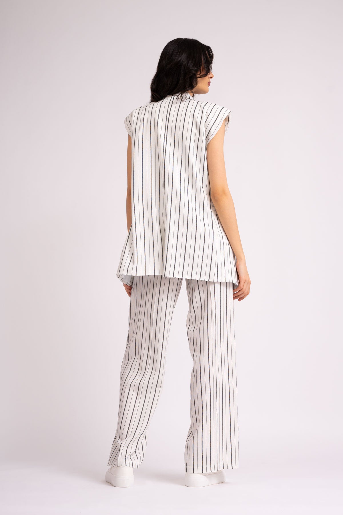 Costum cu vesta oversized si pantaloni wide leg din in cu dungi