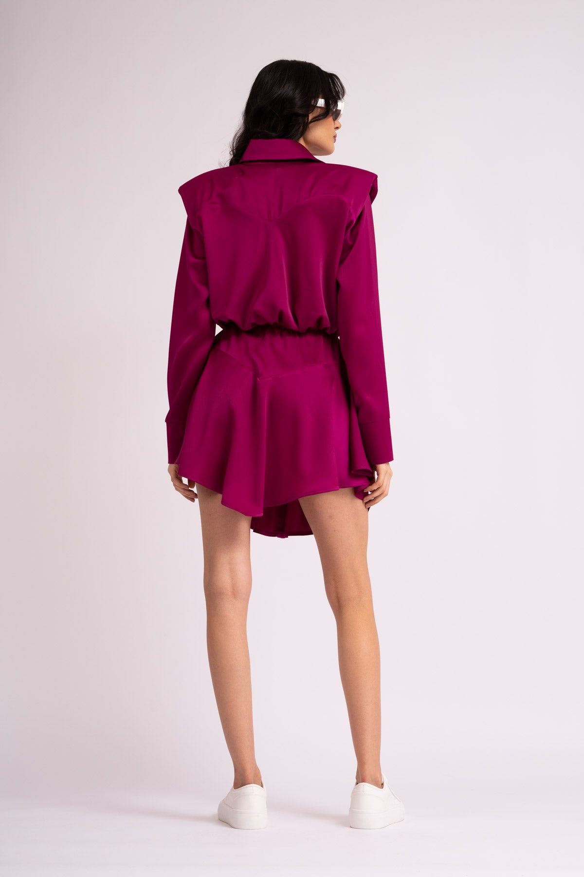 Rochie fuchsia mini cu umeri ascutiti supradimensionati