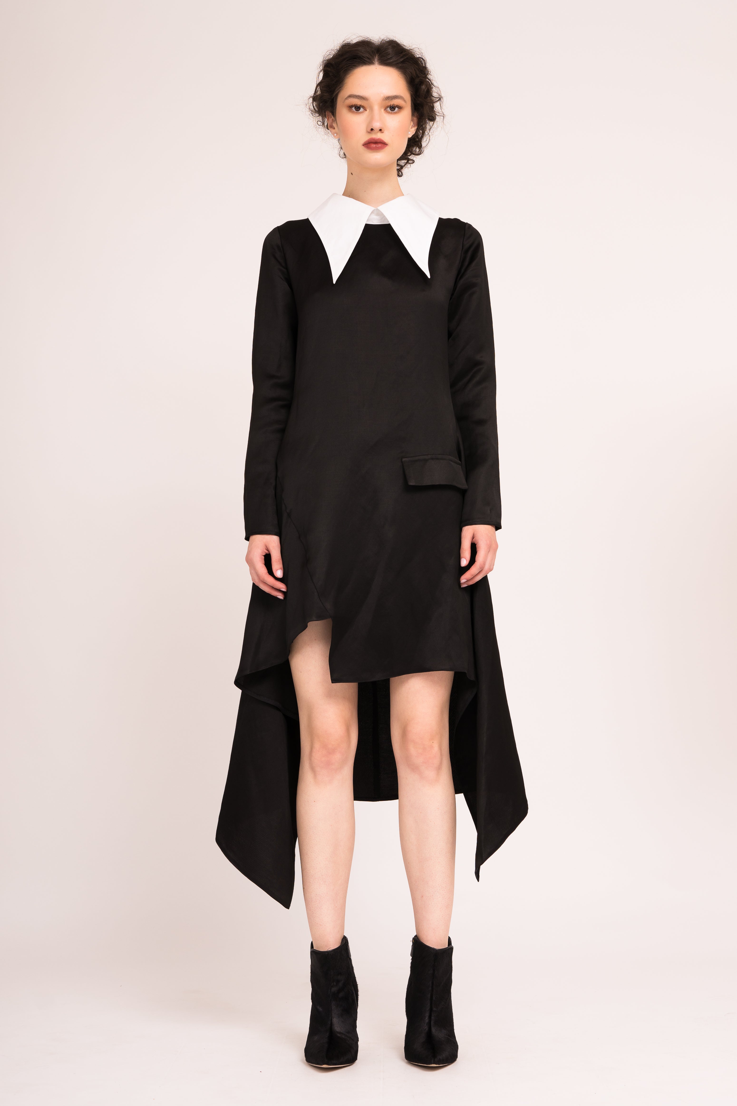 Rochie asimetrica cu guler supradimensionat