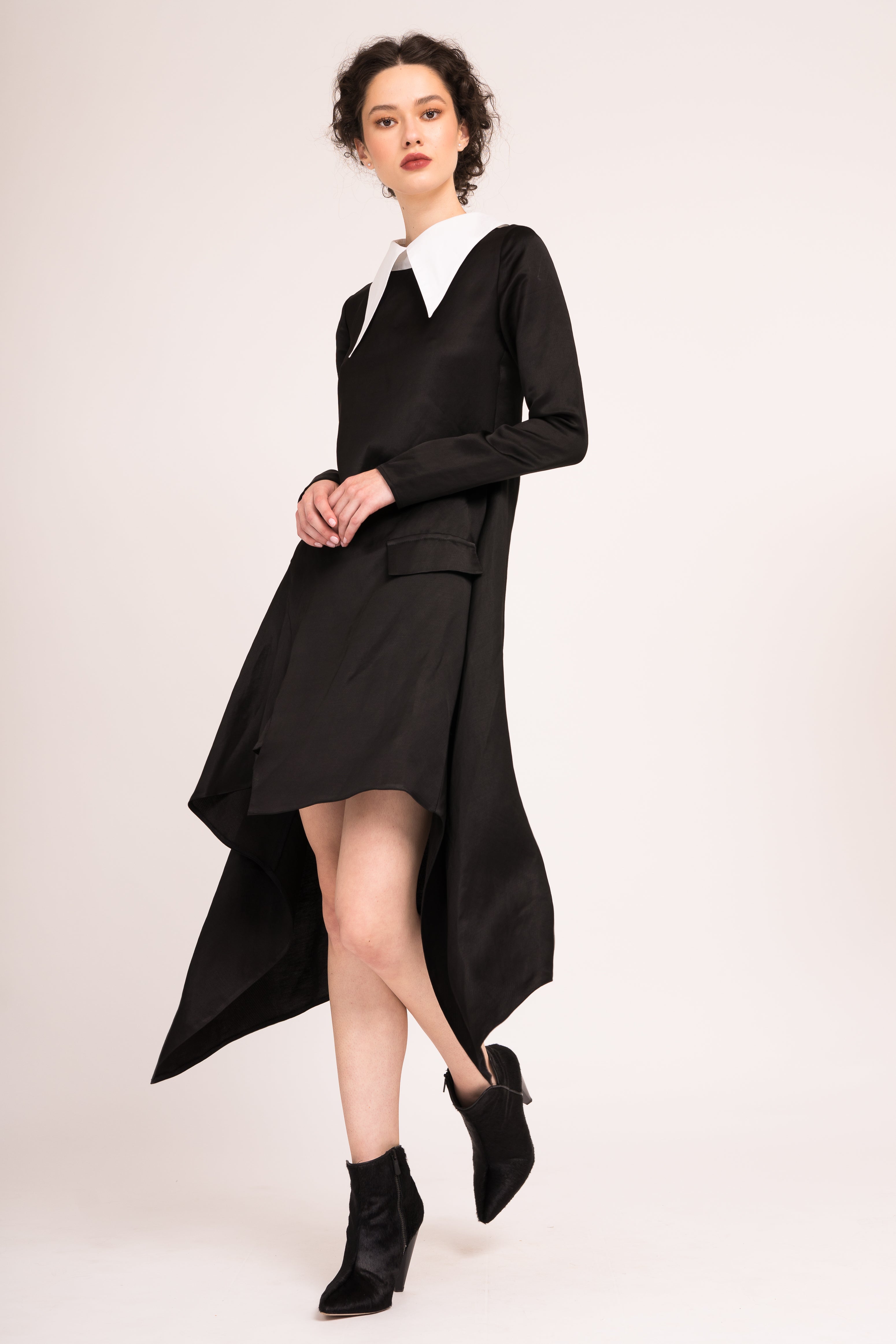 Rochie asimetrica cu guler supradimensionat