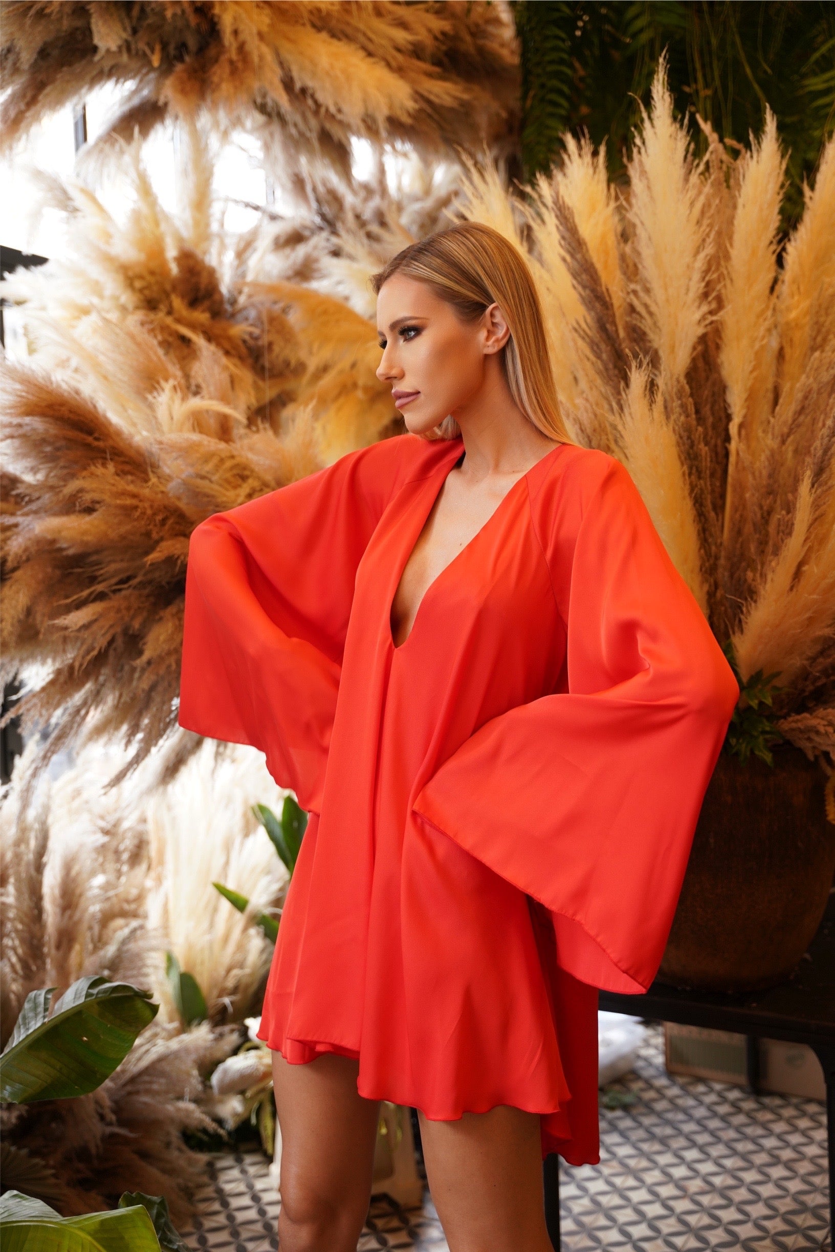 Rochie rosie vaporoasa cu spatele gol