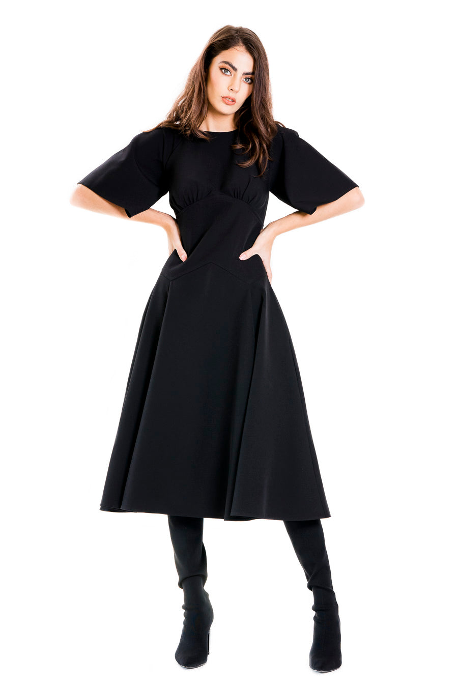 Rochia din bumbac cu maneca raglan are un croi neobisnuit, menit sa atraga atentia. Zona taliei este subliniata prin croiul care imita corsetul de tip Victorian.