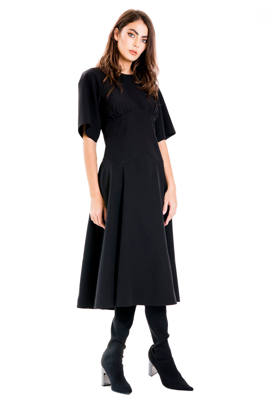 Rochia din bumbac cu maneca raglan are un croi neobisnuit, menit sa atraga atentia. Zona taliei este subliniata prin croiul care imita corsetul de tip Victorian.