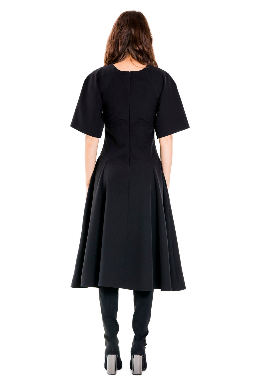 Rochia din bumbac cu maneca raglan are un croi neobisnuit, menit sa atraga atentia. Zona taliei este subliniata prin croiul care imita corsetul de tip Victorian.