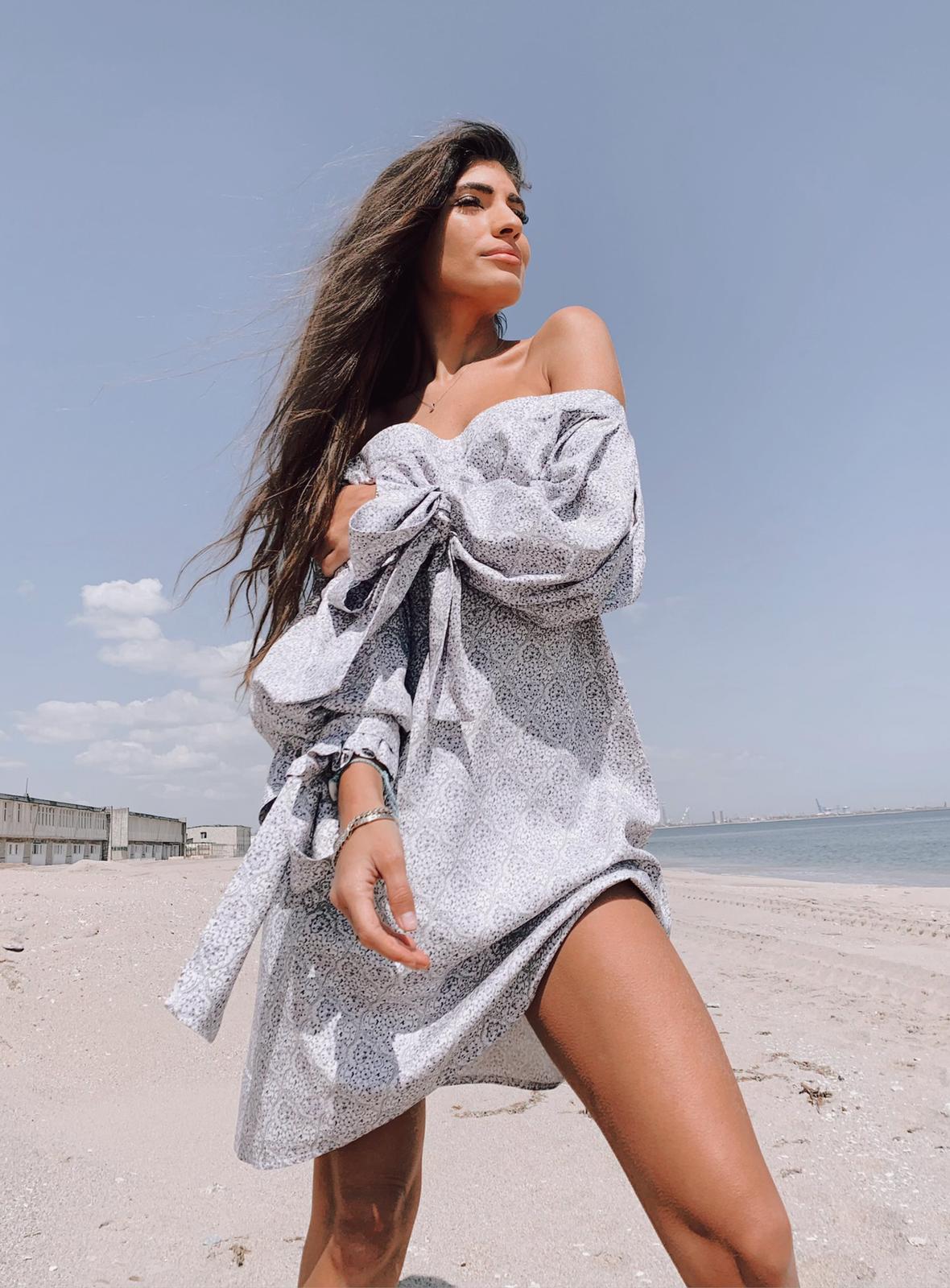 Rochie fara umeri cu mansete esarfa