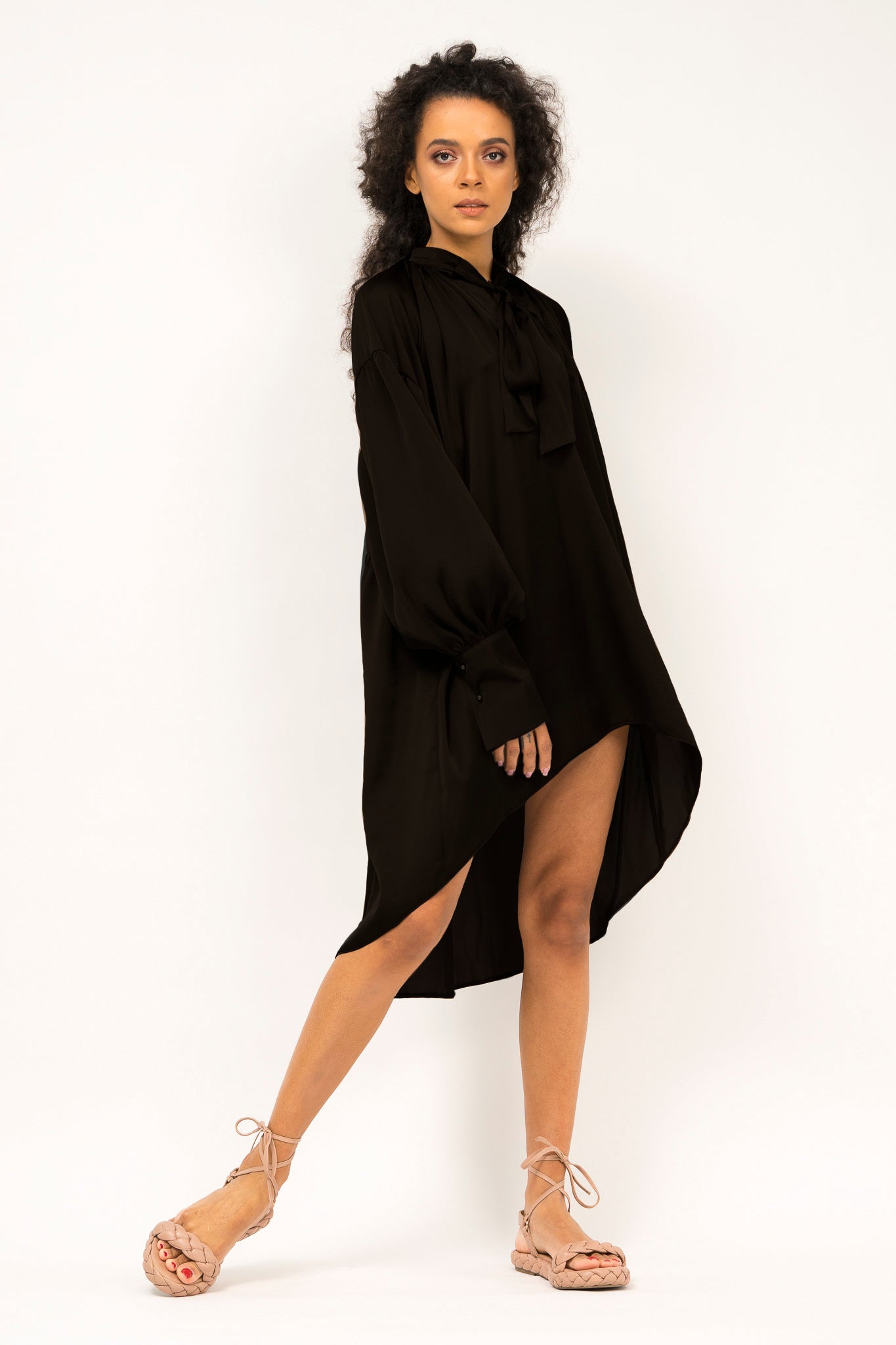 Rochie asimetrica din satin cu mansete late si guler esarfa