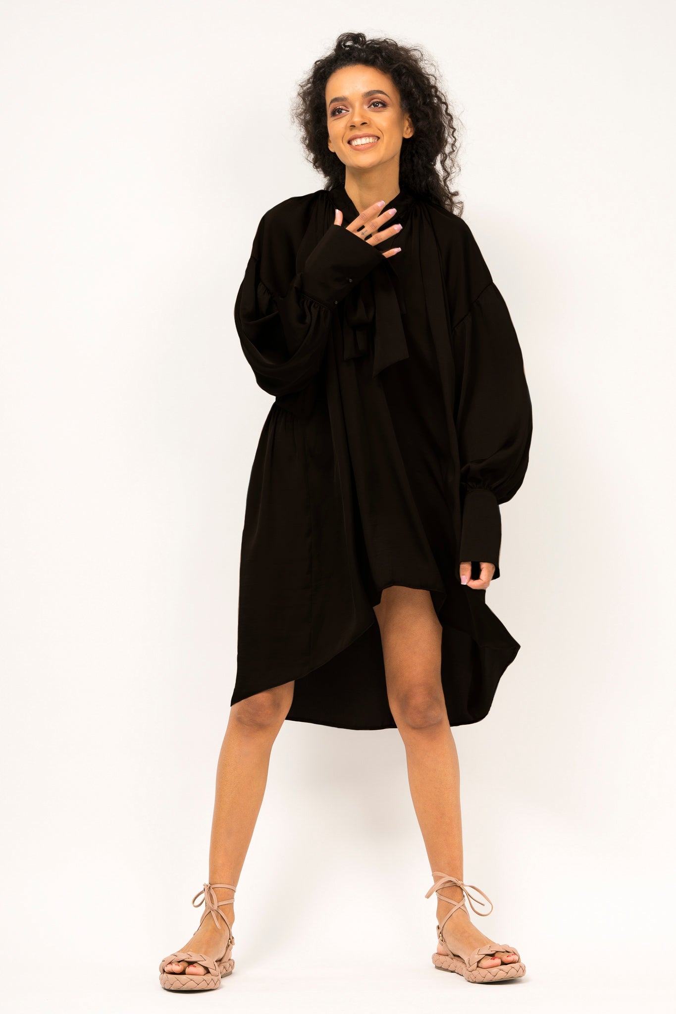 Rochie asimetrica din satin cu mansete late si guler esarfa